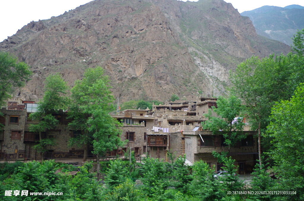 山村景色 古朴房屋与青山