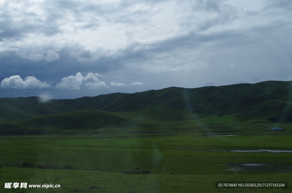 草原上的多云景致