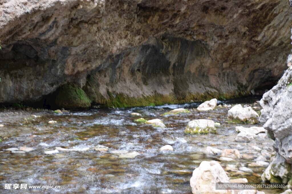 山间溪流穿岩石而过