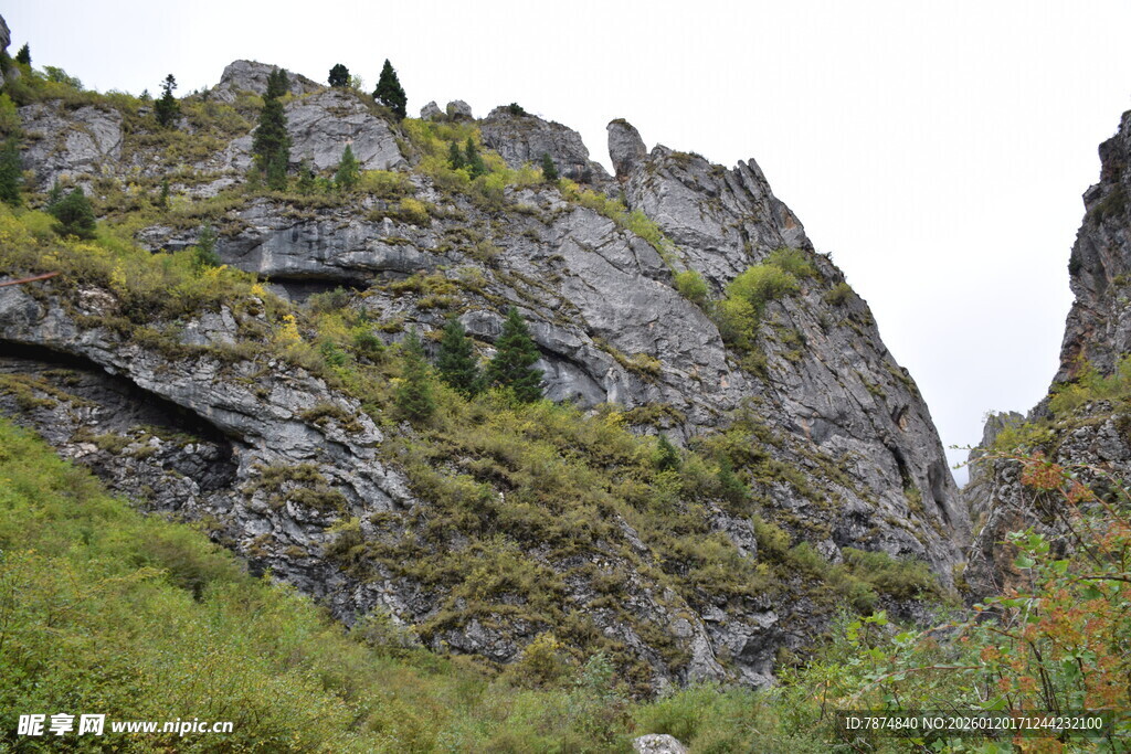 陡峭山峦覆盖绿色植被