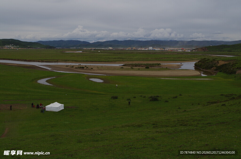 草原风光中的帐篷与河流