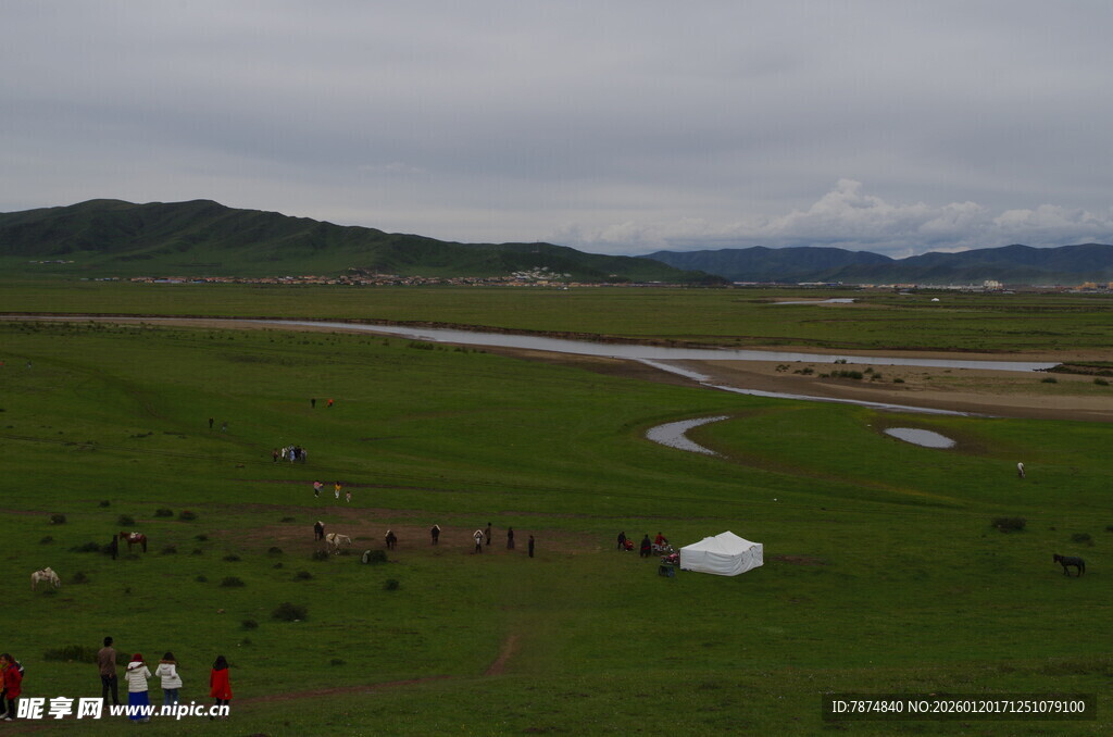 草原风光中的帐篷与河流
