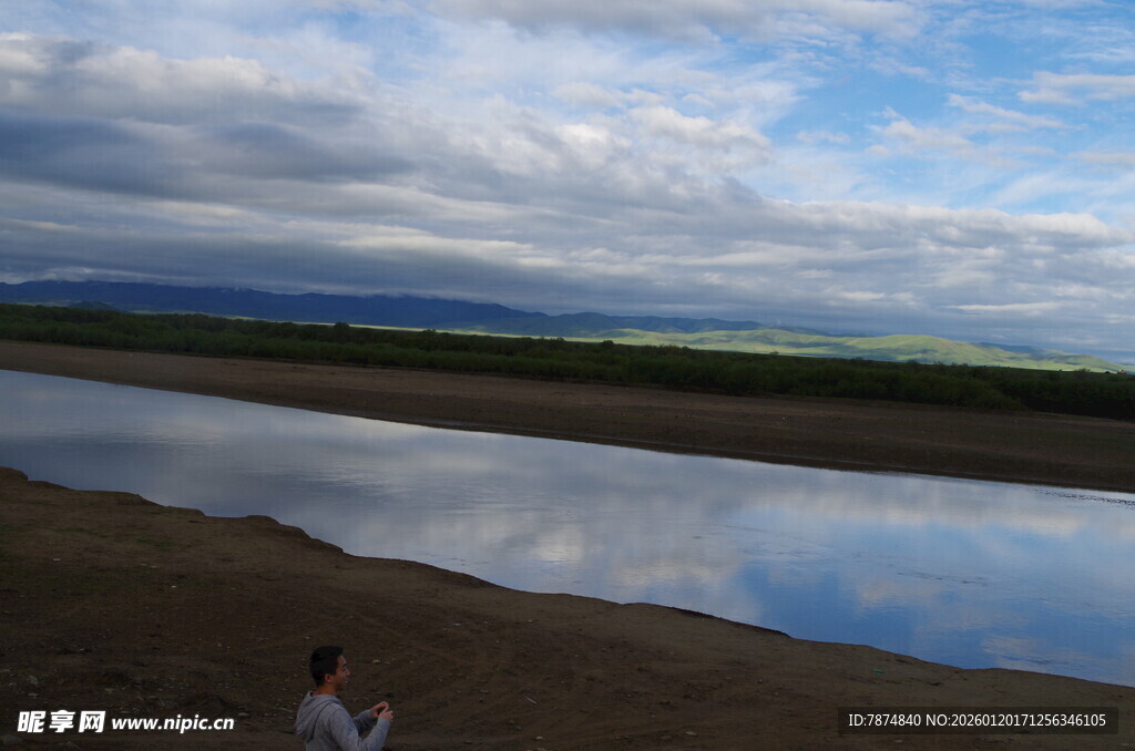 河畔风光 一人漫步赏景
