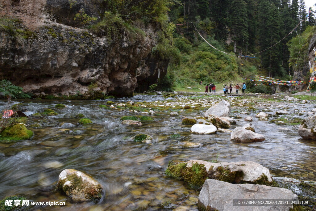 山间清澈溪流与漫步人群