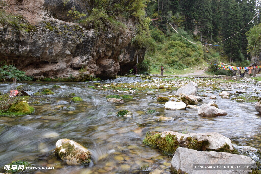 山间清澈溪流与嶙峋怪石