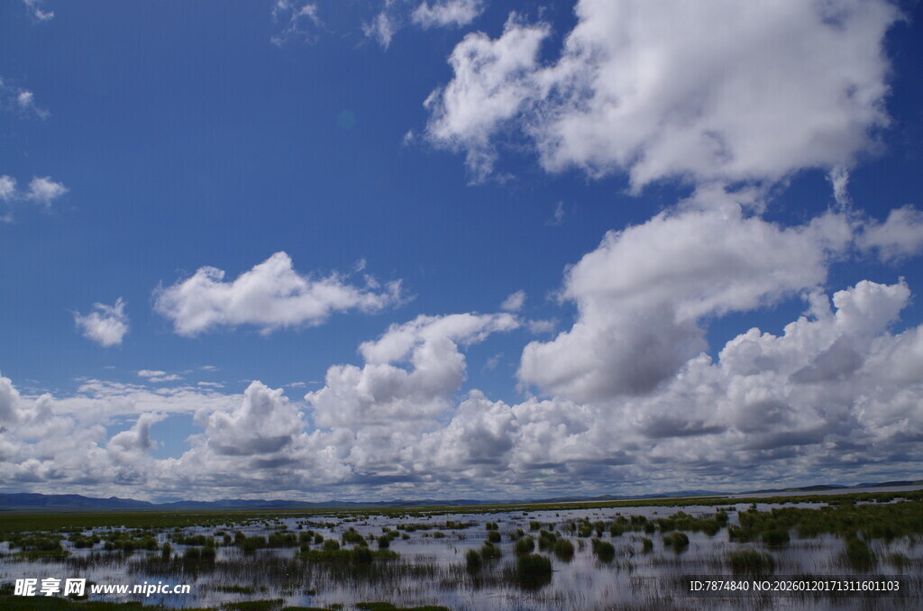 蓝天白云下的开阔水域