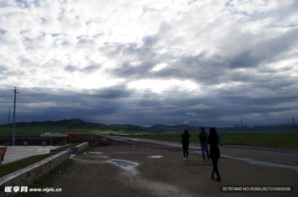 雨中漫步的三人