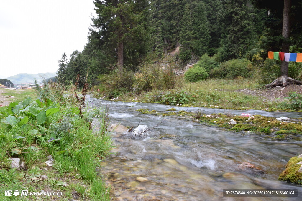 山间溪流旁的多彩经幡