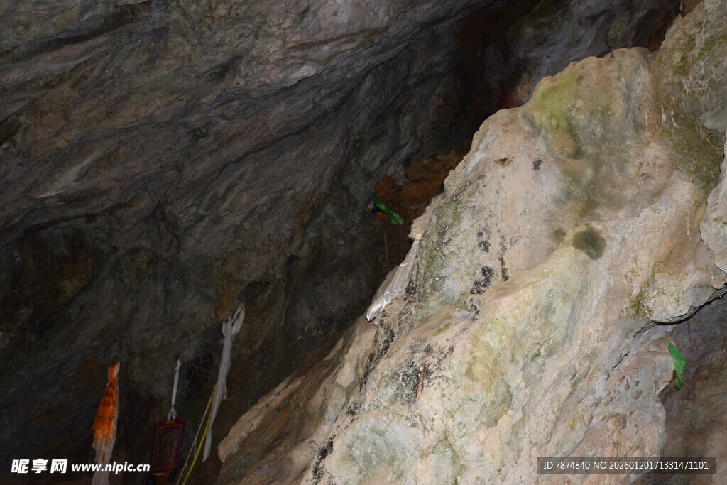 洞穴内的奇特岩石景观