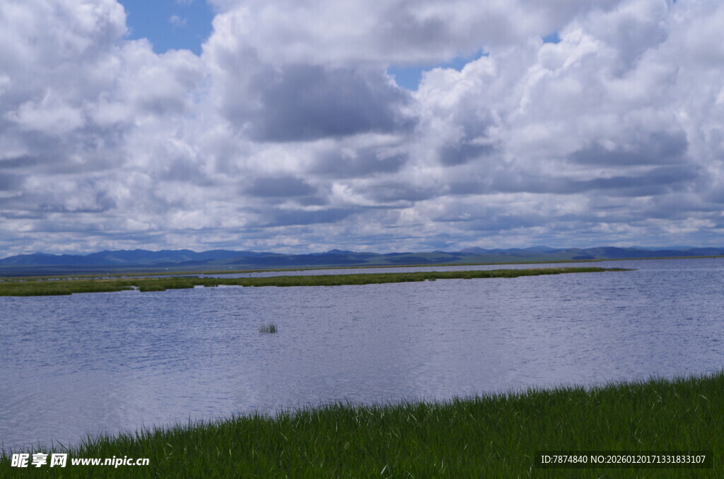广阔水域与蓝天白云美景