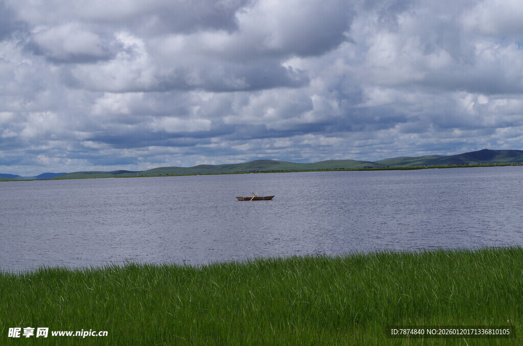 湖畔孤舟 云下绿野风光