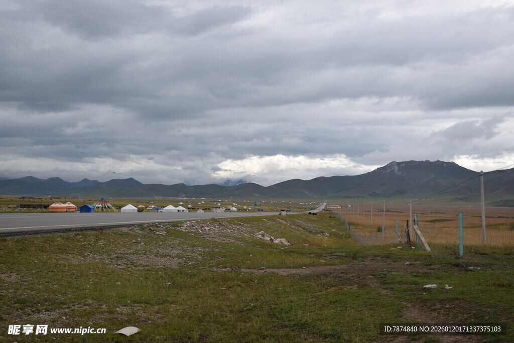 草原上的阴沉天空与远山