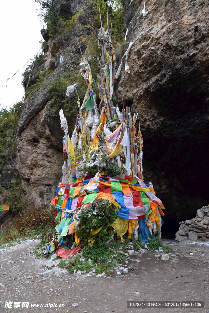 山洞前的多彩经幡景观