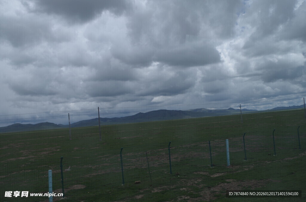 草原上空乌云密布景象