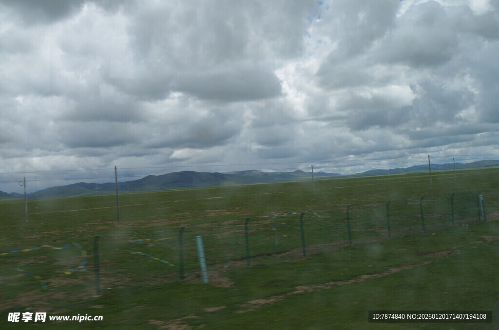 草原上空的厚重云层