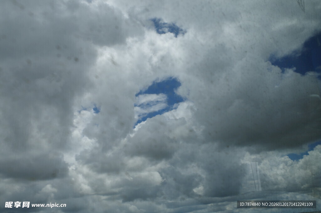 乌云密布中的蓝天缝隙