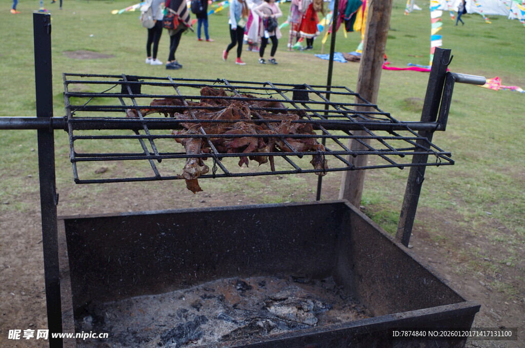 户外烧烤架上的美味烤肉