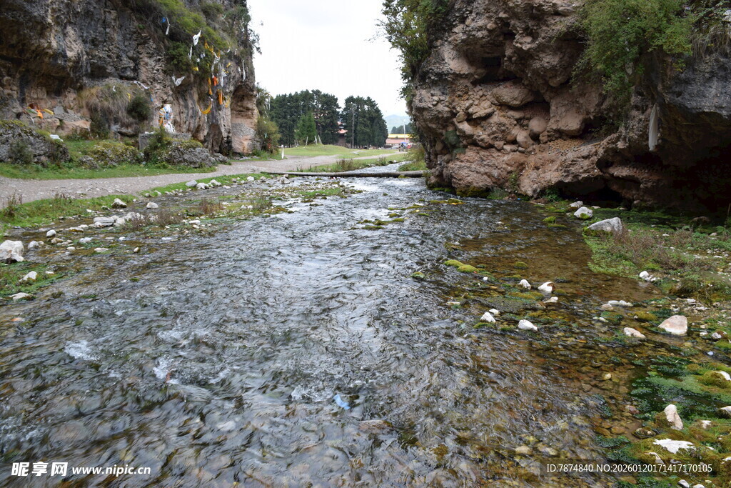 山间清澈小溪潺潺流淌