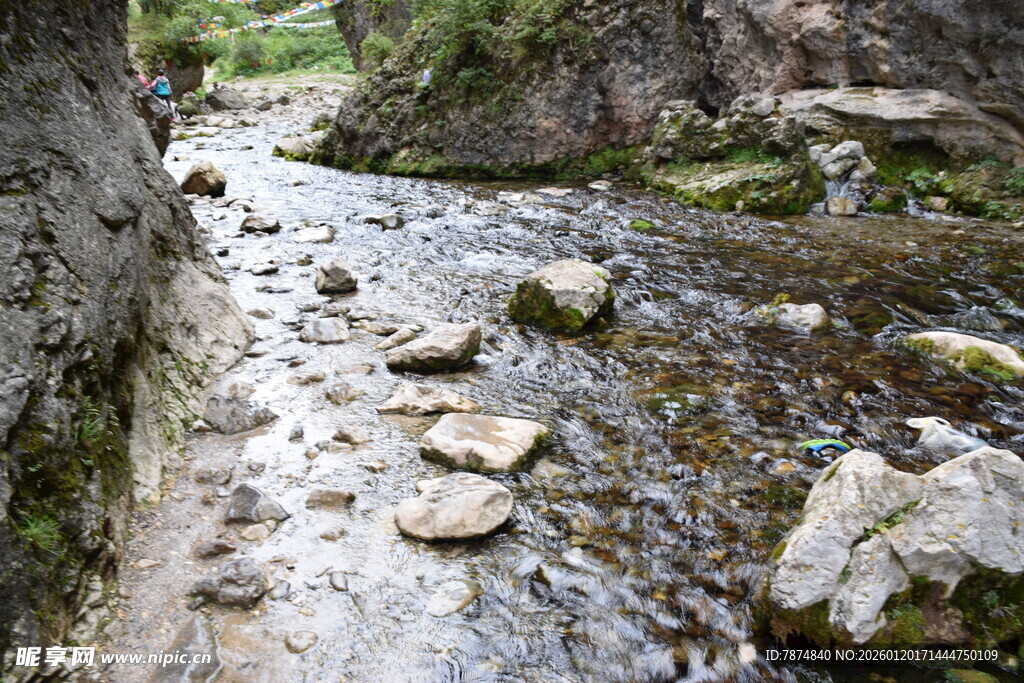 山间清澈小溪与散落石块