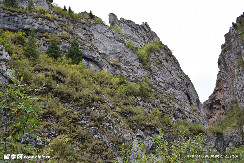 陡峭嶙峋的山间岩石景观