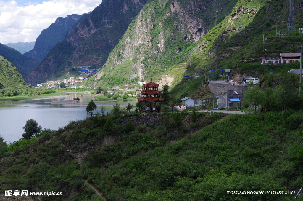 山间湖畔村落美景