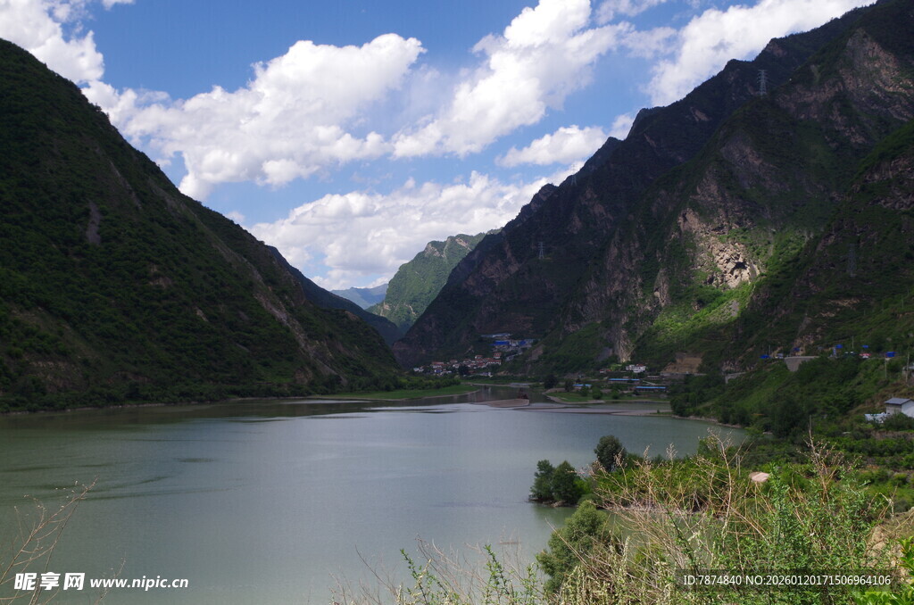 壮丽山河间的宁静湖泊