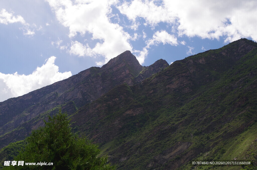 巍峨青山伴蓝天白云
