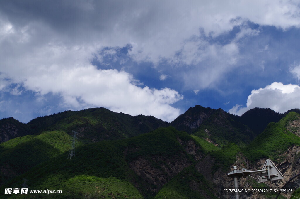 青山之上蓝天白云美景
