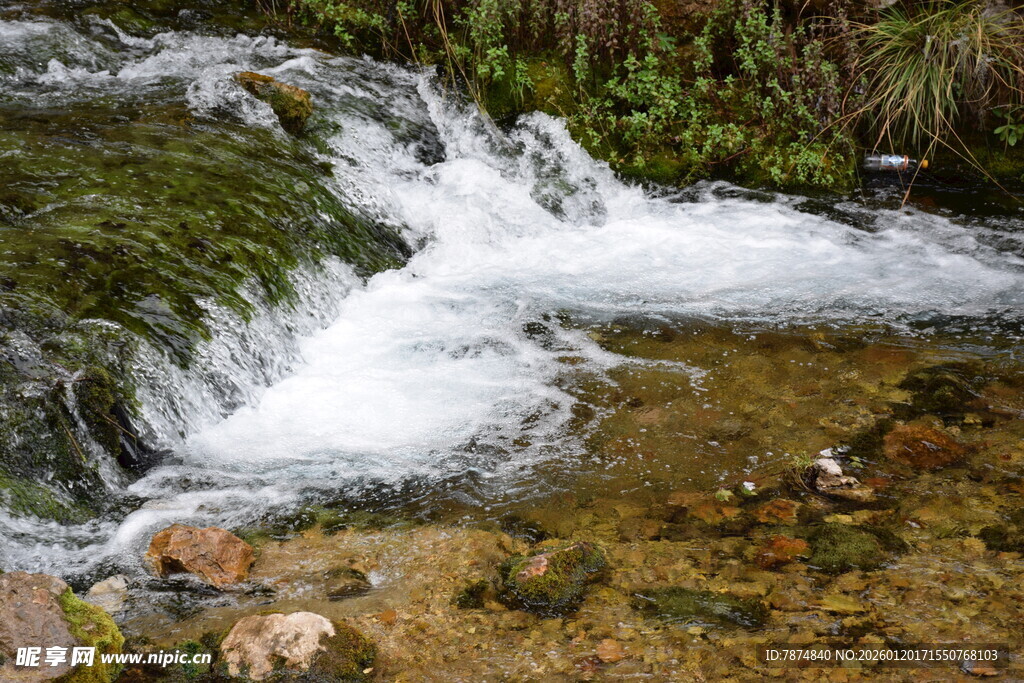 山间溪流小瀑布美景