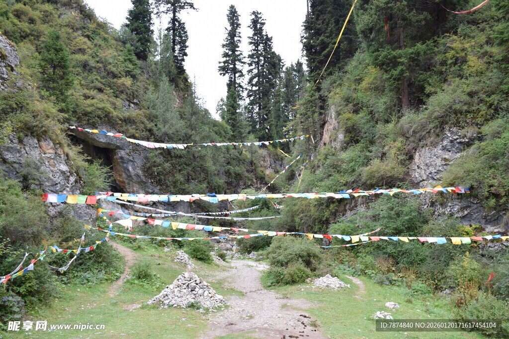 山间经幡飘扬的静谧景致