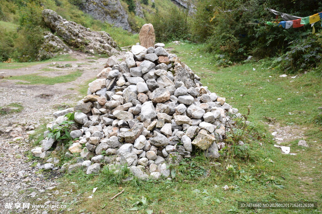 山间石堆景观