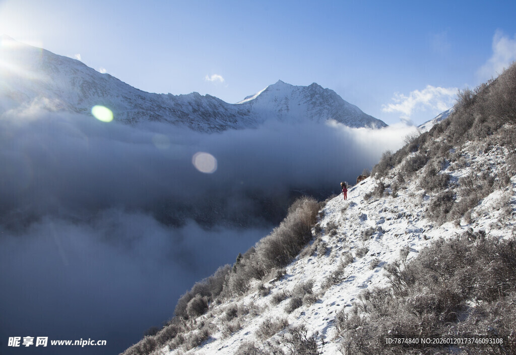 雪山云海壮丽自然景观
