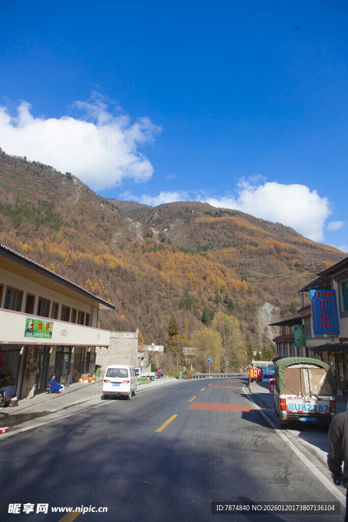 山间小镇街道风景
