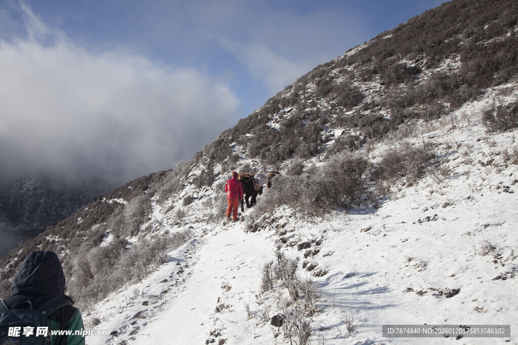 雪地徒步者攀登陡峭山坡