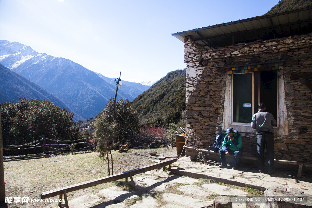 山间小屋前的温馨场景