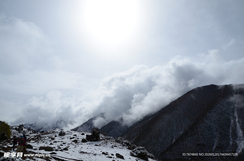 雪山云海壮丽自然景观