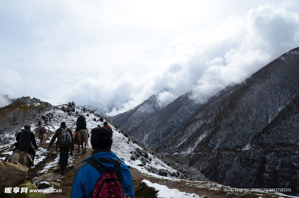 徒步者眺望雪山壮丽景色