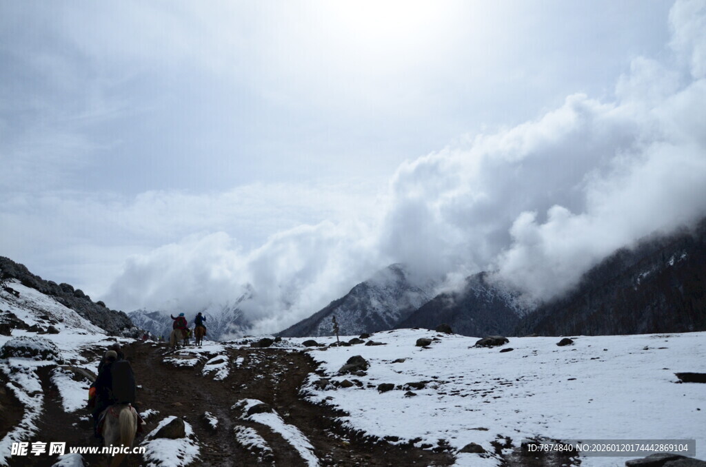 雪山云雾下的壮美风光