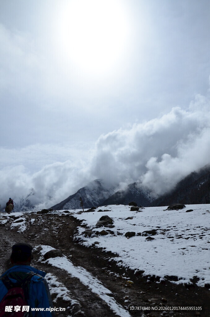 雪山徒步景象