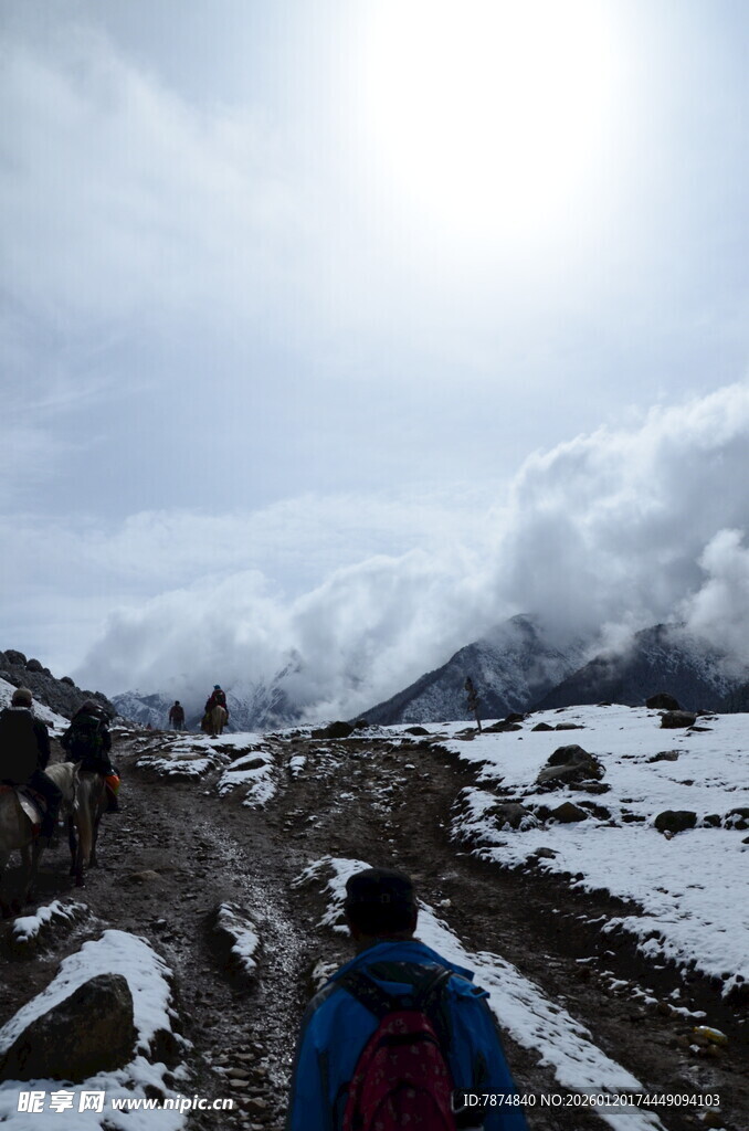 徒步者在雪山间的前行之路