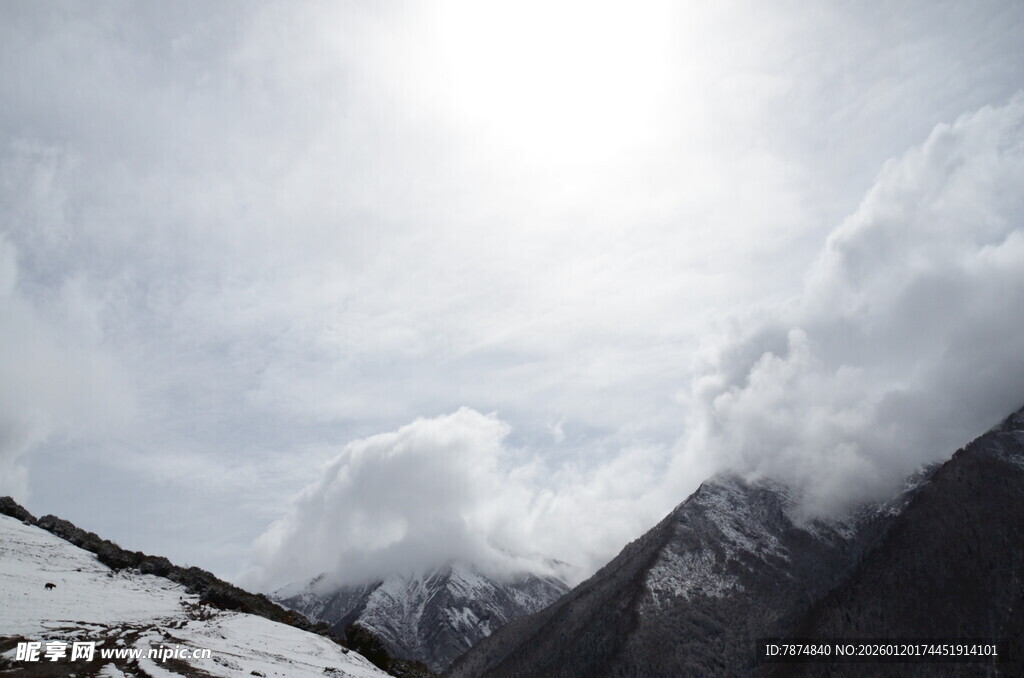 雪山云海壮丽自然景观