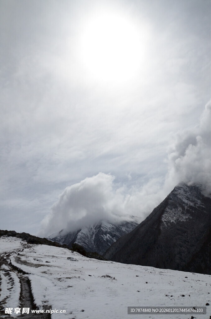 雪山之路 云遮日光景象