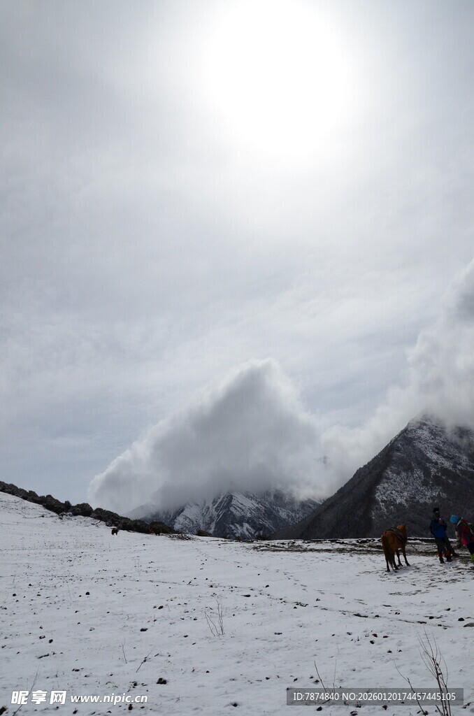 雪山云海间的壮丽风光