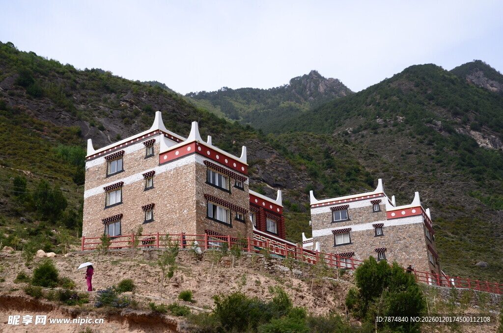山间藏式建筑风光