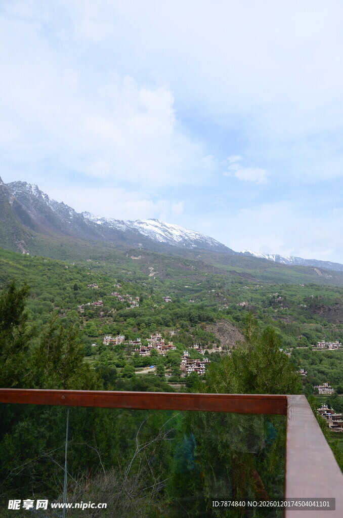 阳台外的山景风光