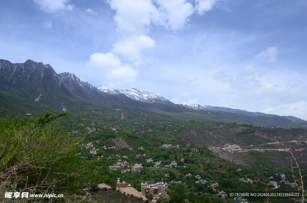山间美景 绿意盎然的山谷