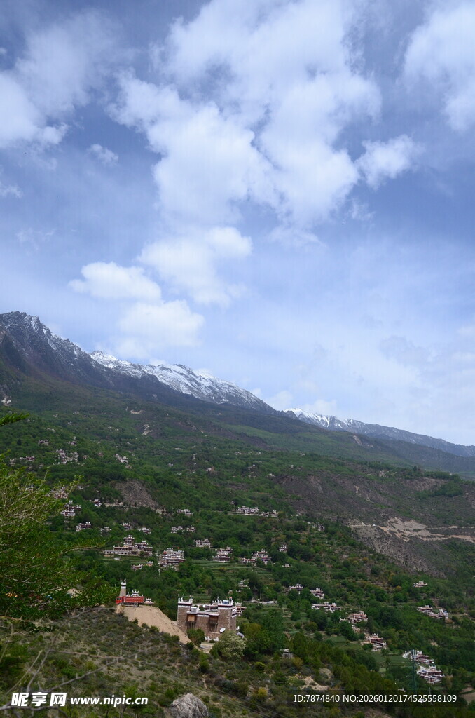 山间风景 蓝天白云绿地