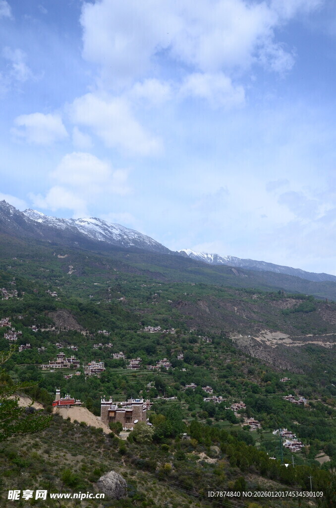 山峦绿意蓝天美景