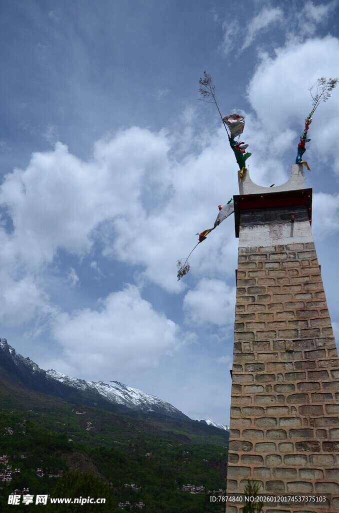 屋顶烟囱上的独特雕塑