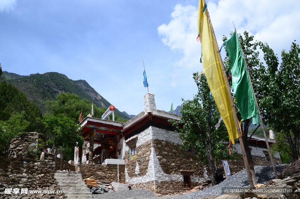 山间藏式建筑与飘扬经幡